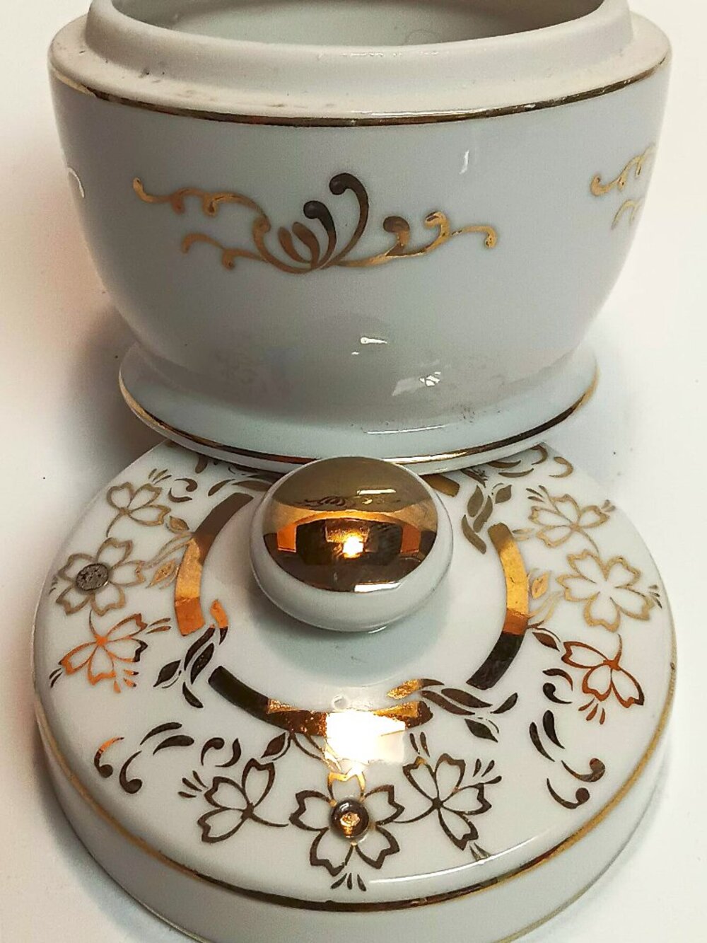 Vintage Lefton porcelain white and gold vanity trinket jar. - Picture 16 of 17